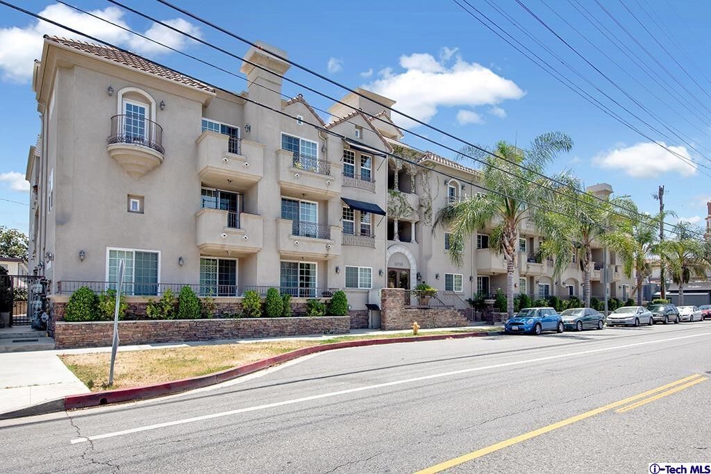 Property Photo: 10740 Moorpark Street 103 CA 91602