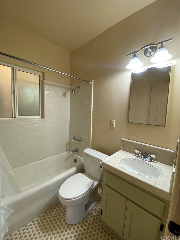 Property Photo: 1630 E Broadawy CA 90802