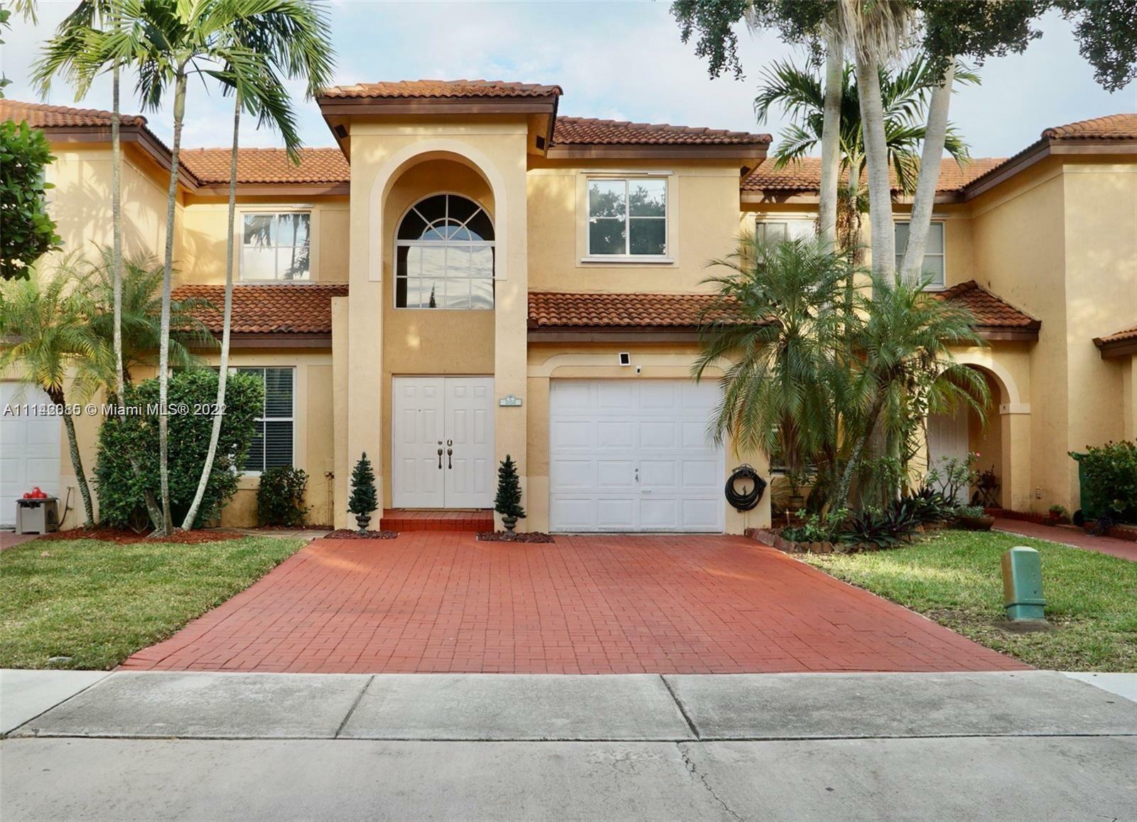 Property Photo:  202 W Forest Oak Cir 202  FL 33325 