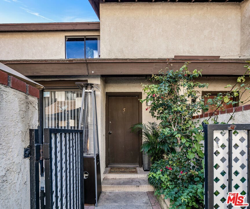 Property Photo:  9601 Sylmar Avenue 5  CA 91402 