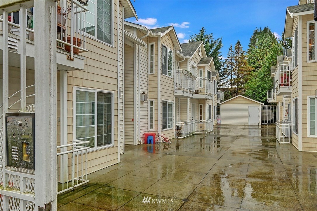 Property Photo: 1255 NE 152nd Street 11 WA 98155