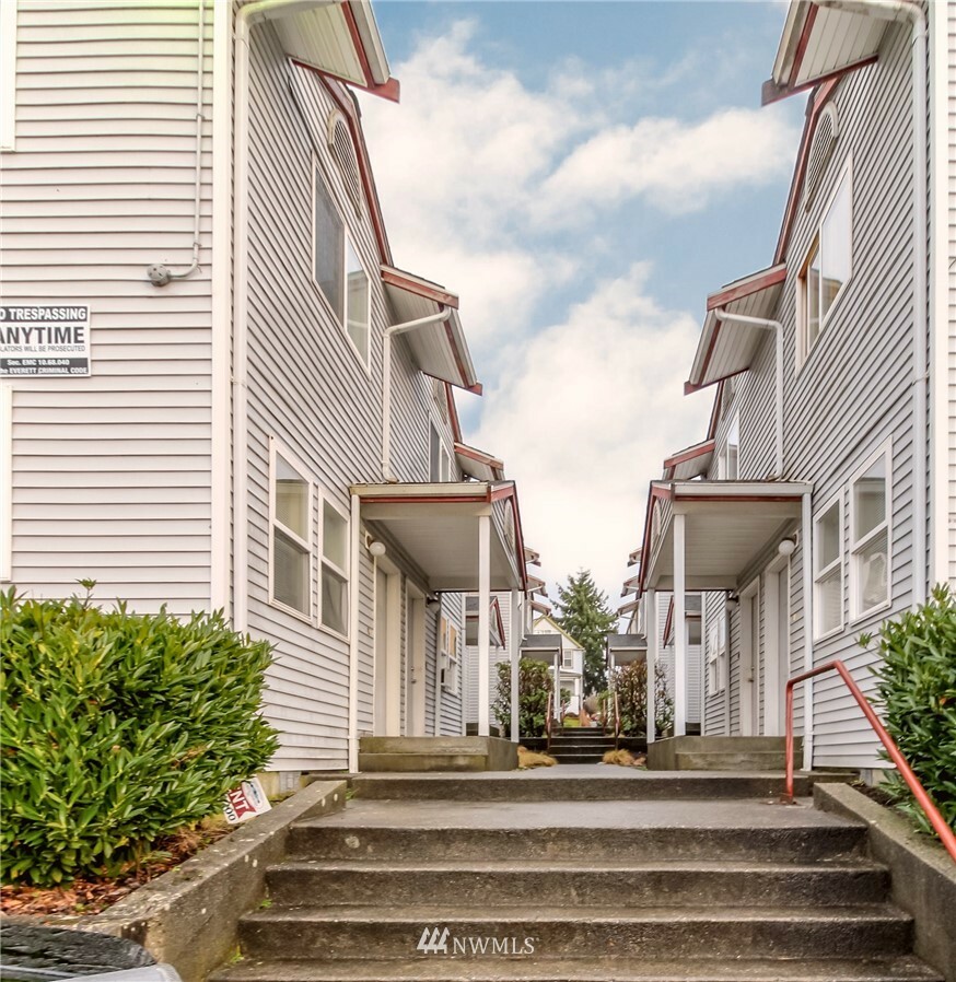Property Photo: 3208 Hoyt Avenue WA 98201