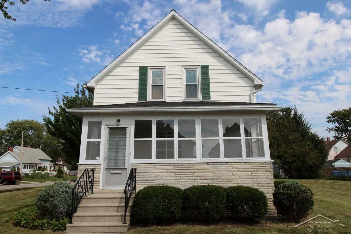 Property Photo:  1301 S Jackson St  MI 48708 