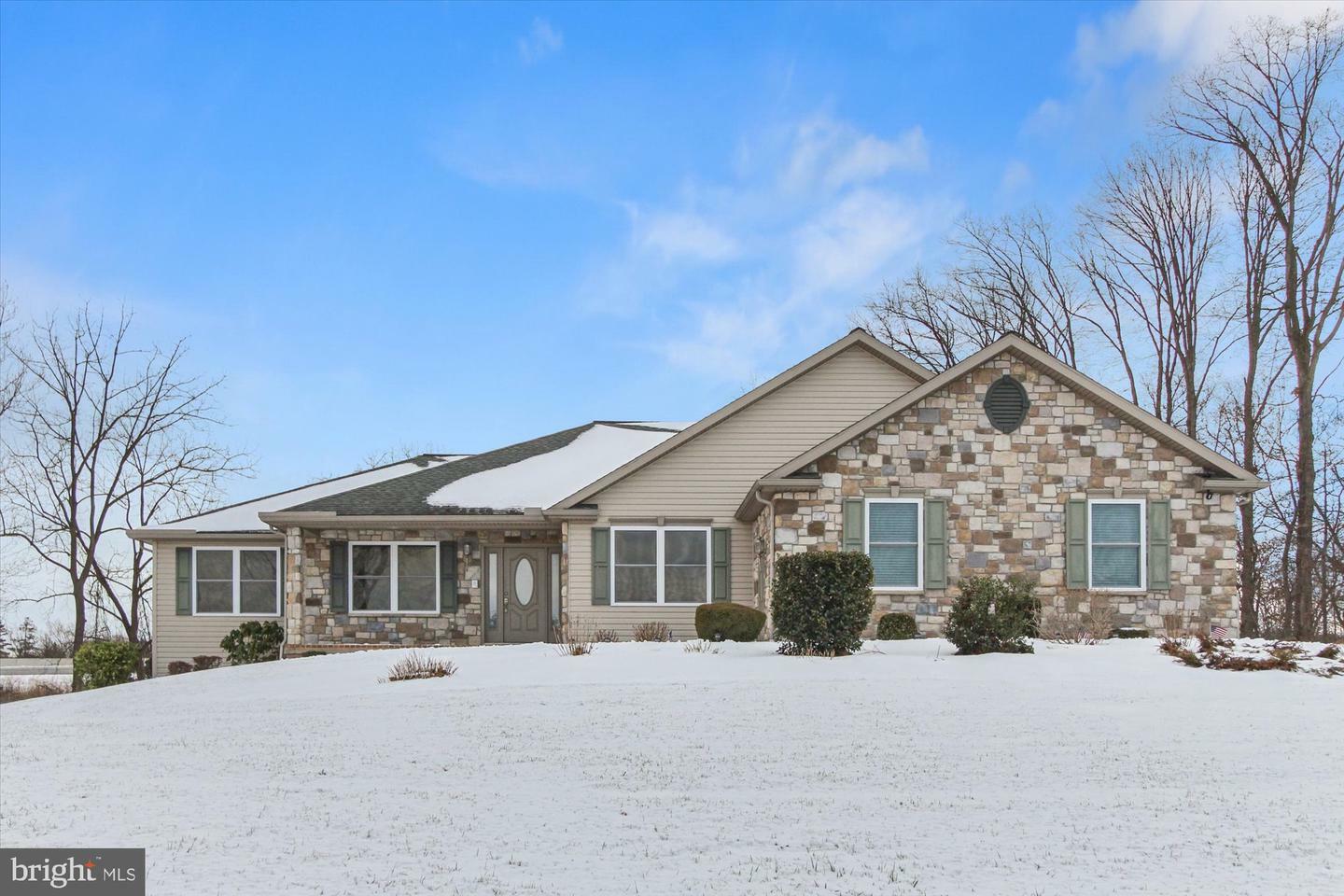 Property Photo: 811 Evergreen Drive PA 17057