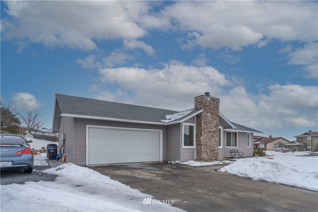 Property Photo: 696 W Edgewater Lane WA 98837