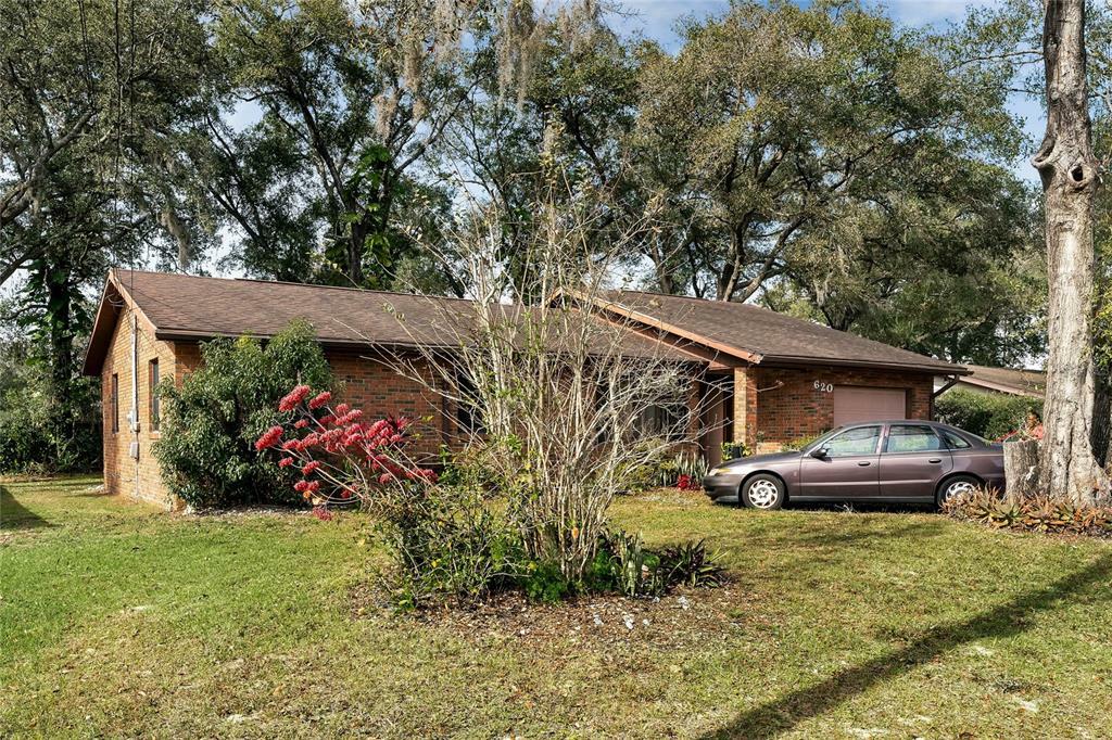 Property Photo:  620 S Blue Lake Avenue  FL 32724 