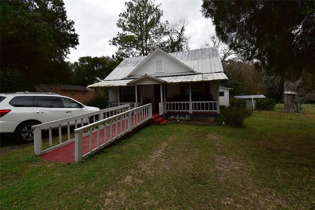 Property Photo:  206 NW 1st Street  FL 32696 