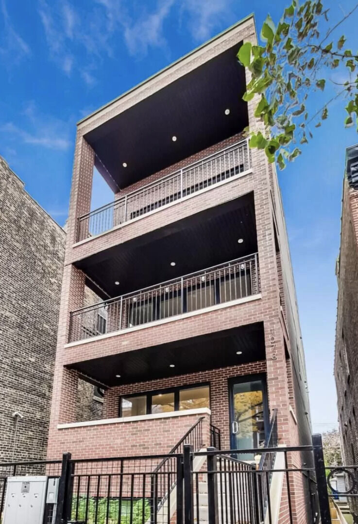 Property Photo:  3731 N Kenmore Avenue 2  IL 60613 