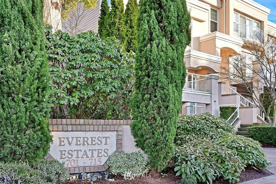 Property Photo:  701 9th Avenue S 707  WA 98033 