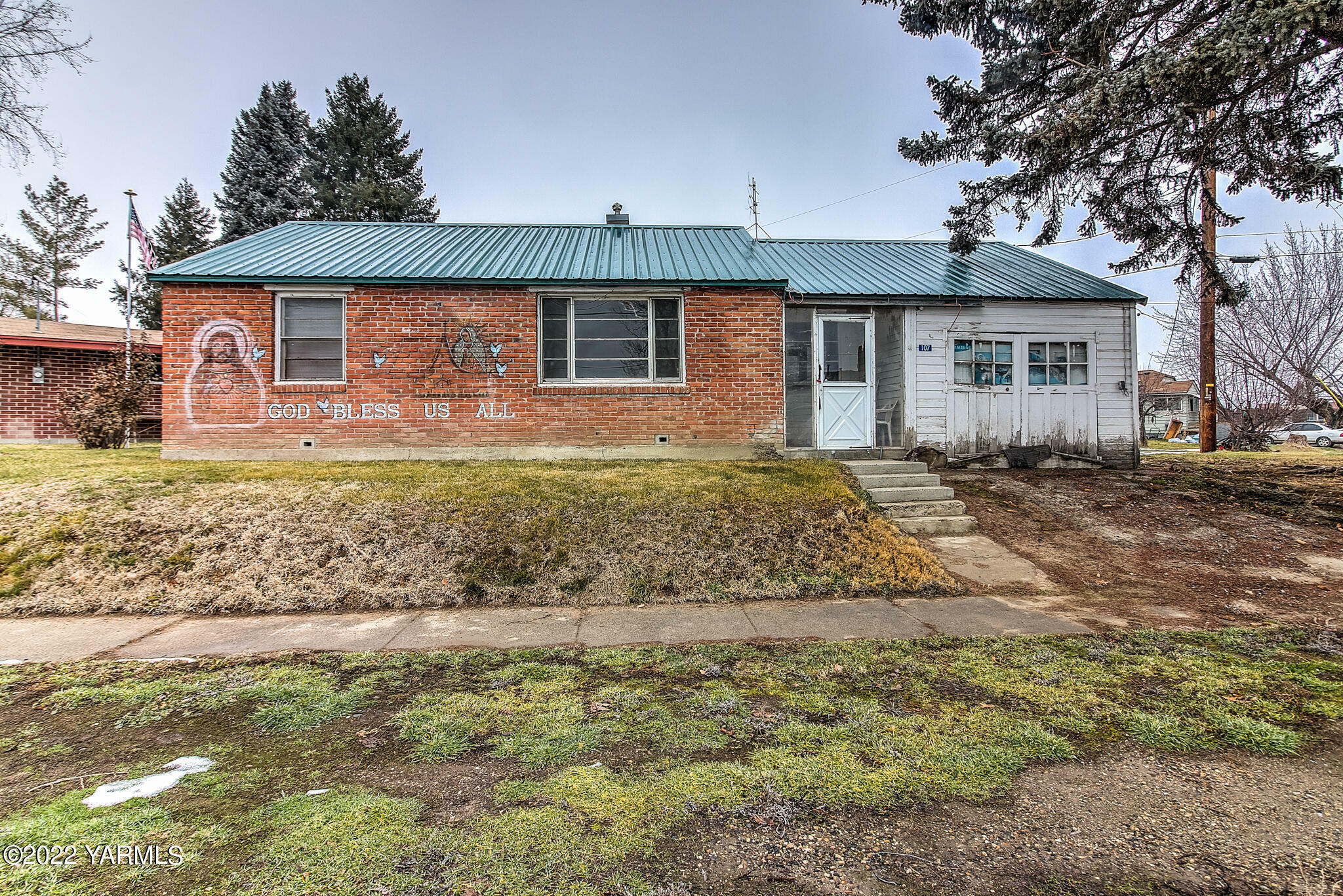 Property Photo:  107 W 1st Ave  WA 98932 