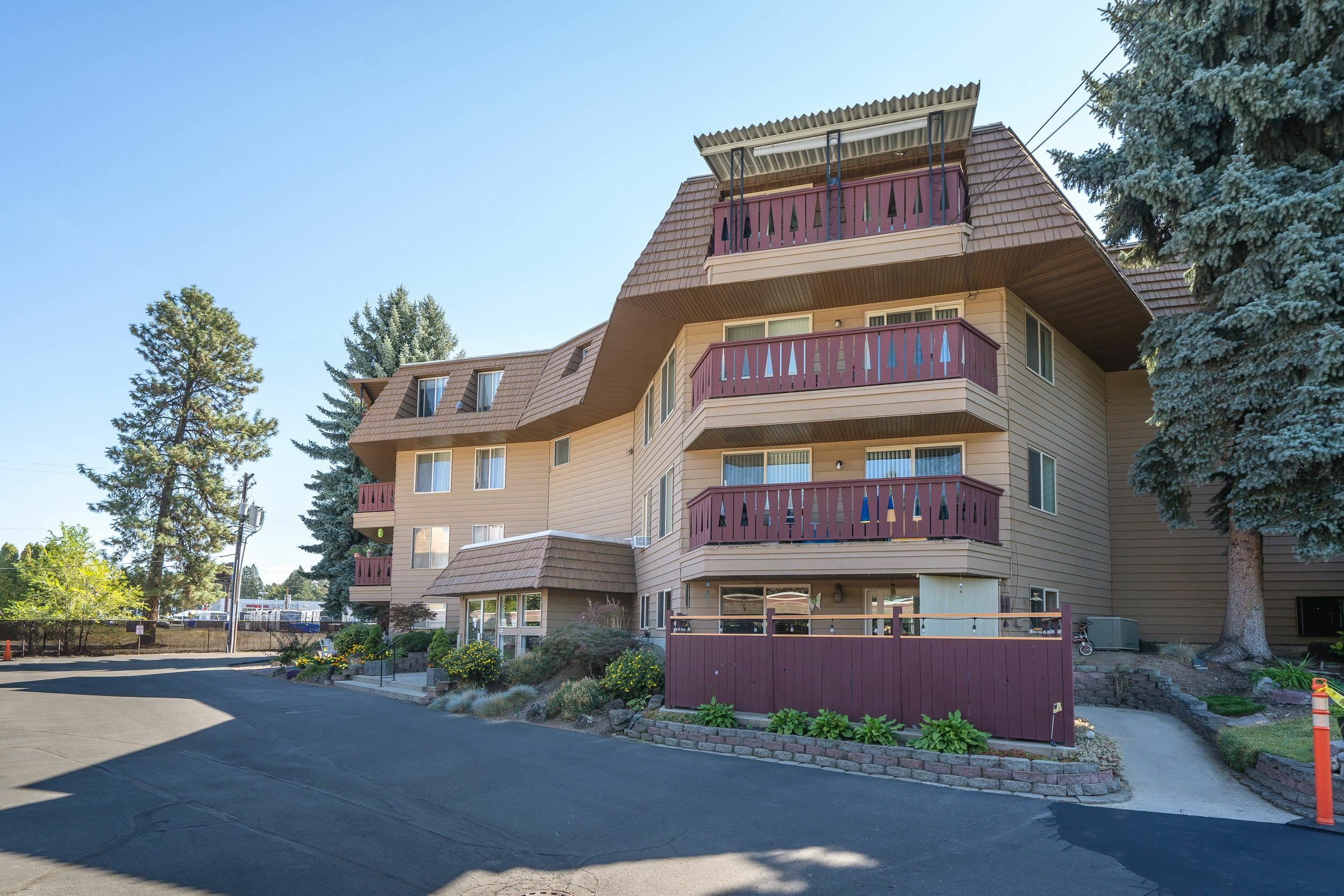 Property Photo:  9020 N Country Homes Blvd #11 Blvd  WA 99218 