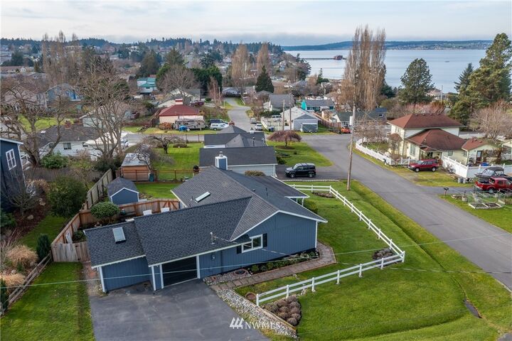 Property Photo:  903 NE 8th Street  WA 98239