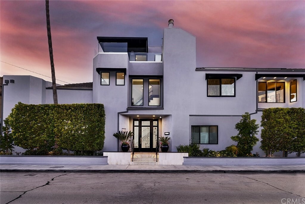 Property Photo: 33 Giralda Walk CA 90803
