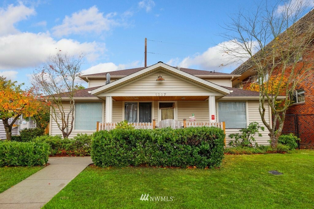 Property Photo: 1227 Broadway WA 98201