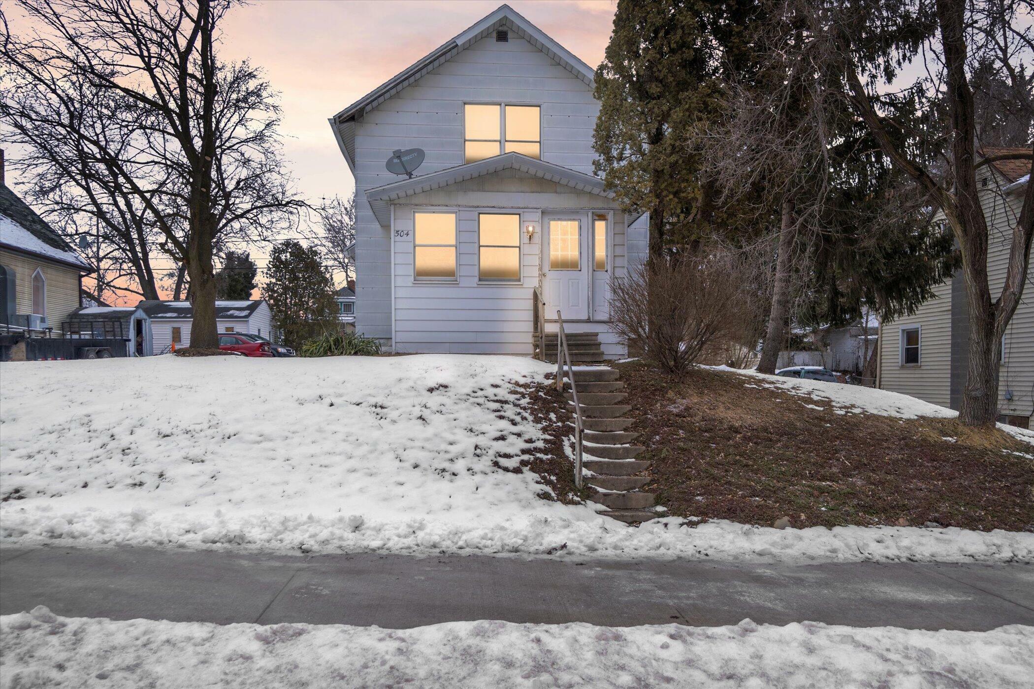 Property Photo:  504 E McDevitt Avenue  MI 49203 