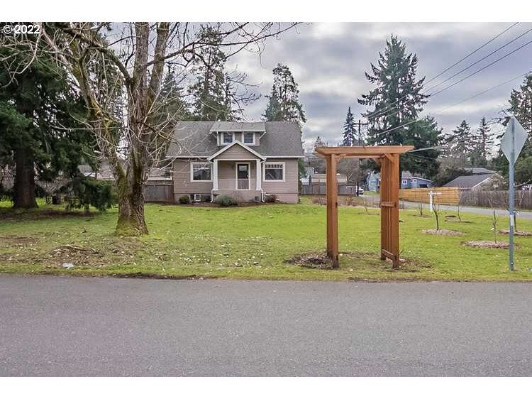 Property Photo: 7004 SE Brehaut St OR 97222