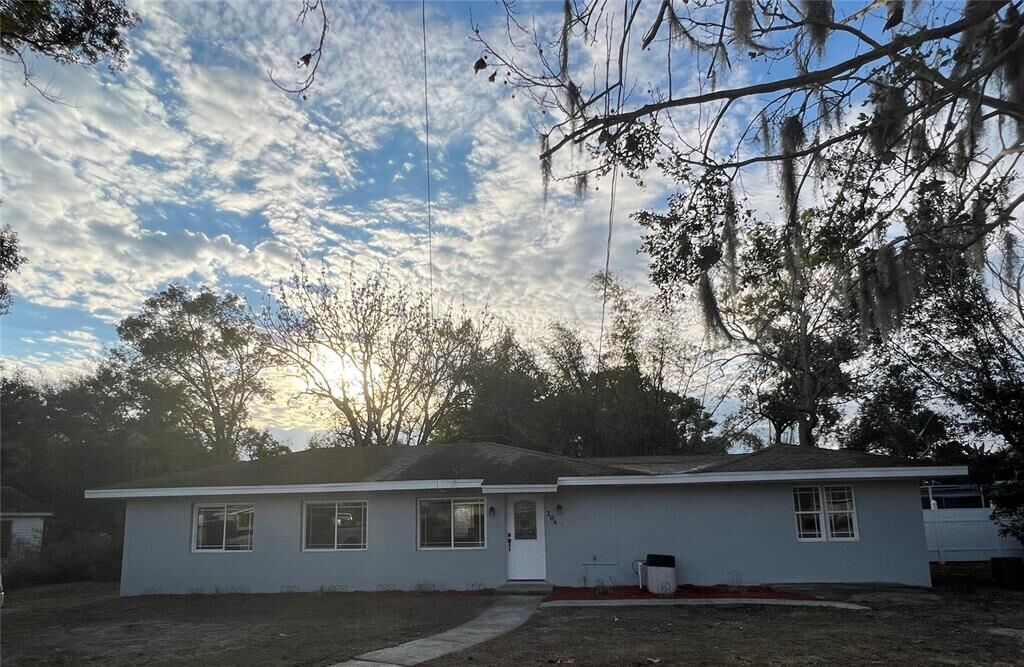 Property Photo:  204 S Main Avenue  FL 34715 