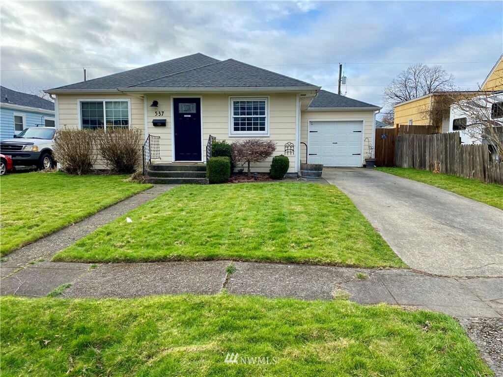 Property Photo:  537 23rd Avenue  WA 98632 