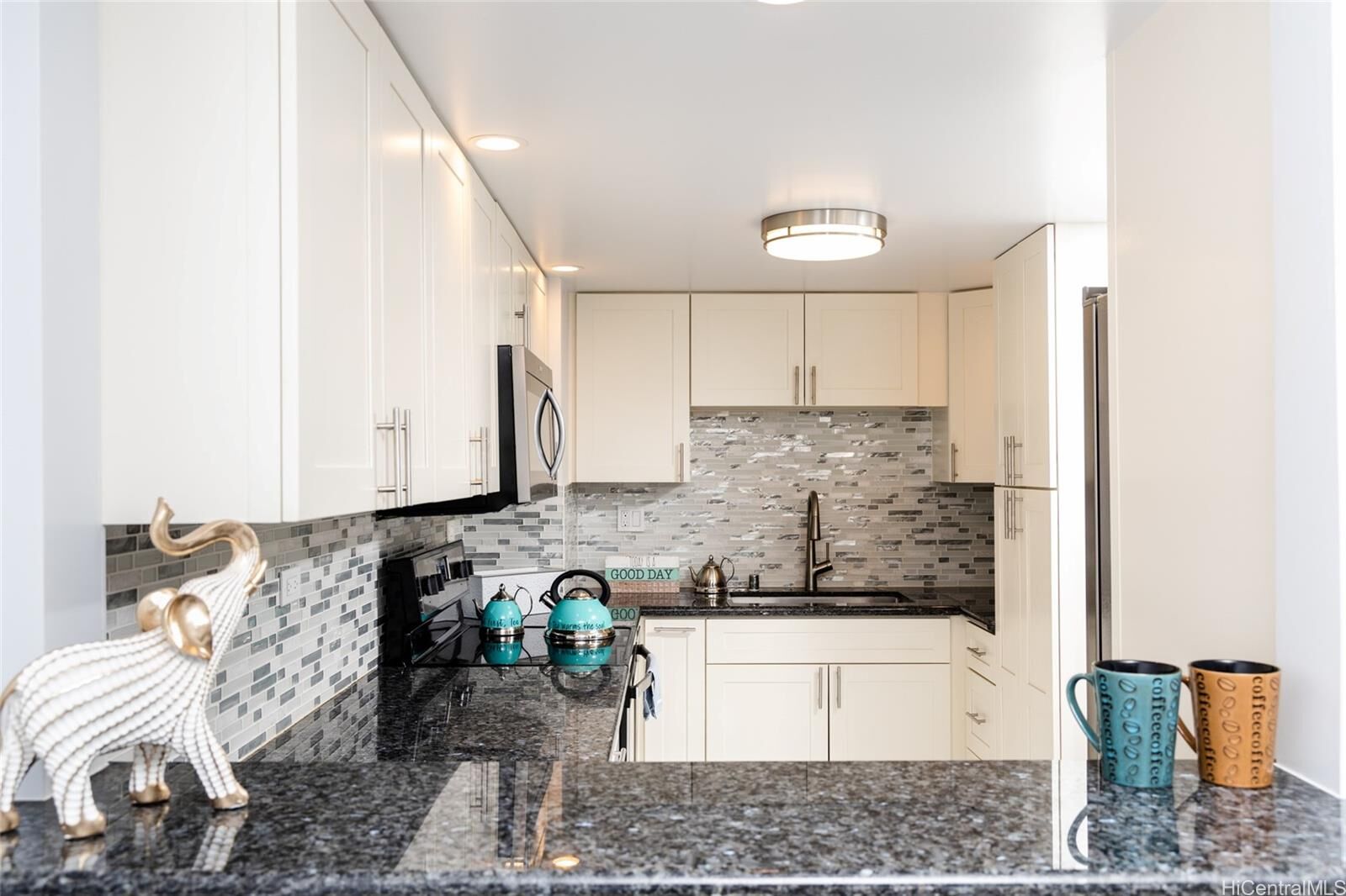 Property Photo:  512 Iolani Avenue 304  HI 96813 