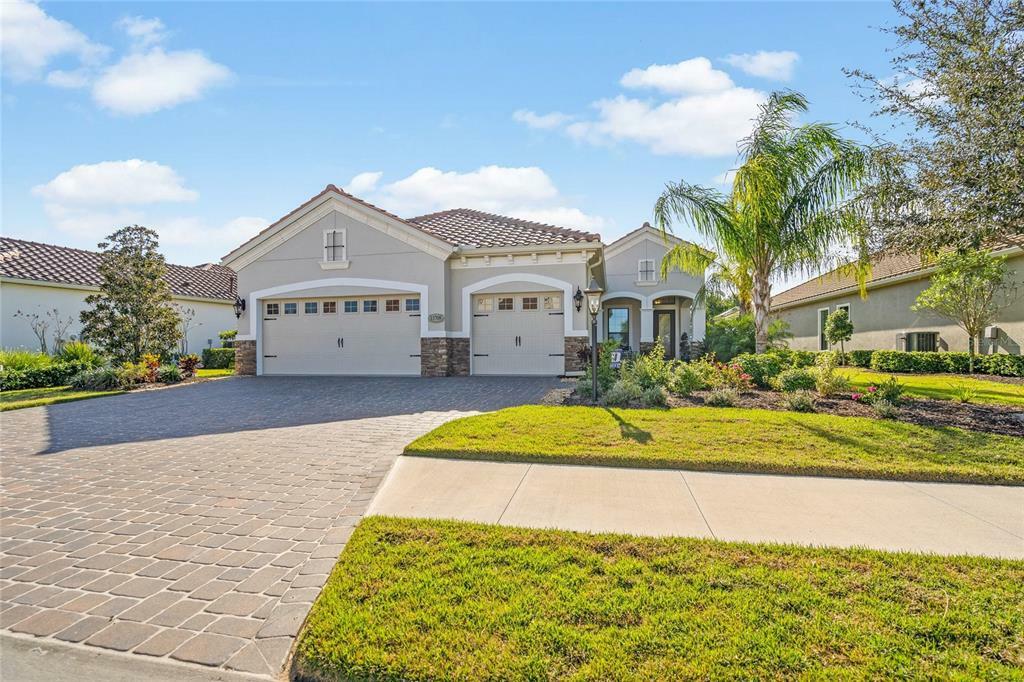 Property Photo: 15708 Castle Park Terrace FL 34202