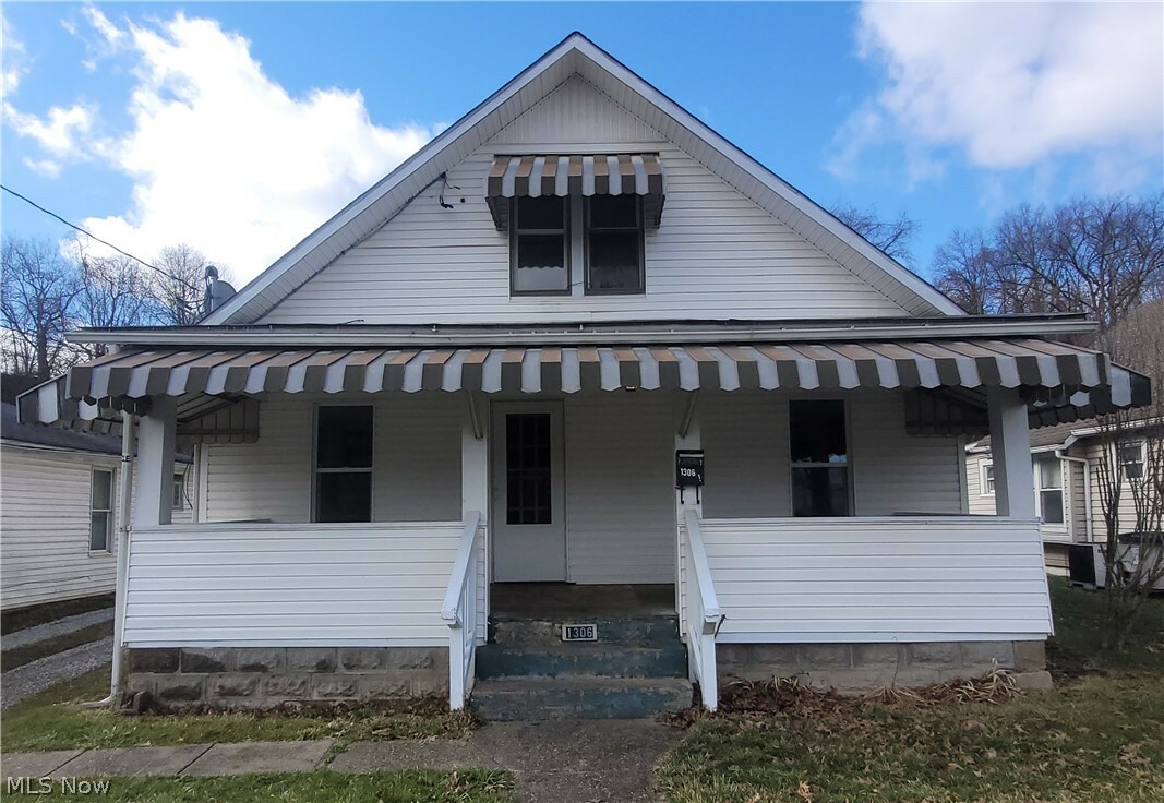 Property Photo:  1306 Broadway Avenue  WV 26101 