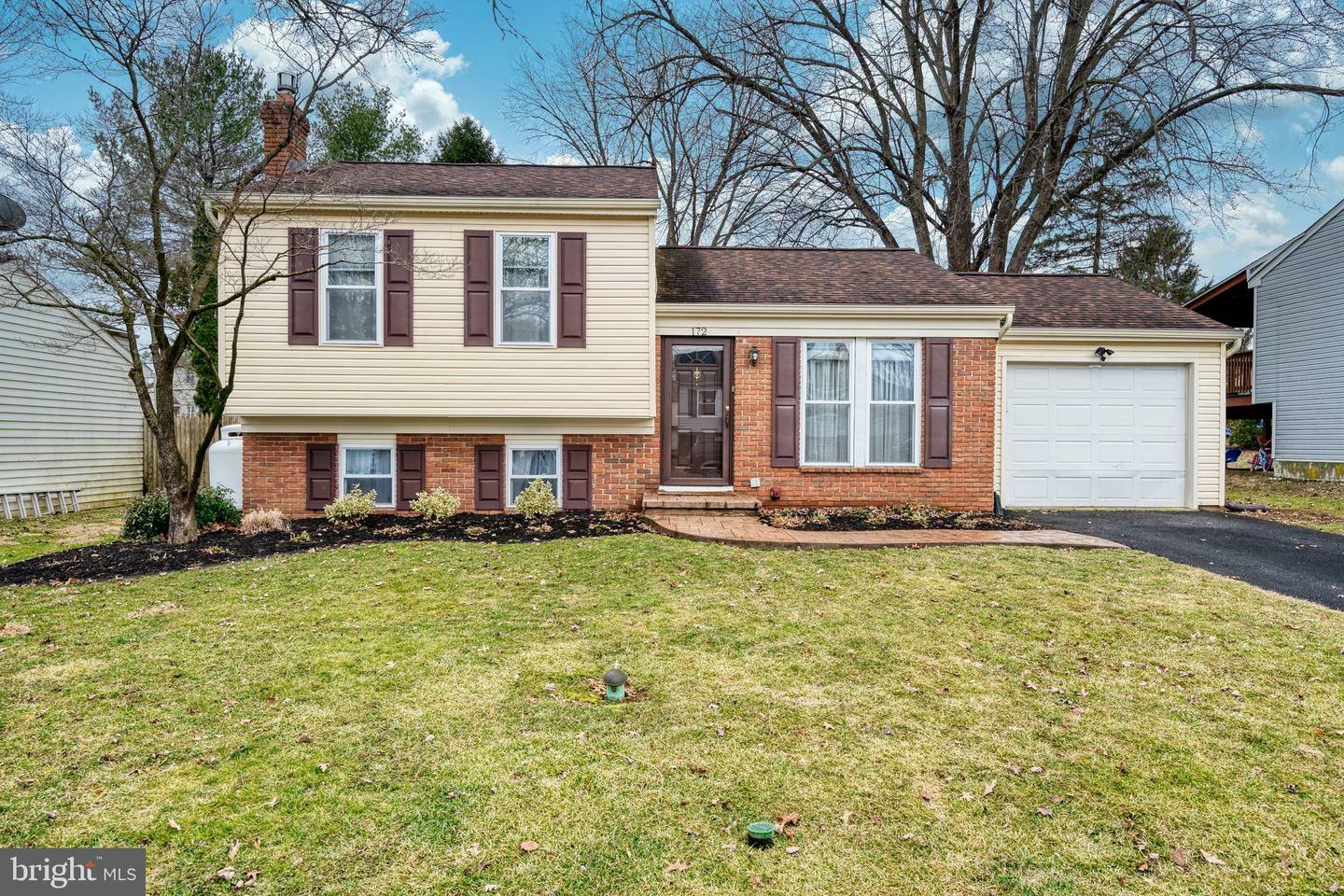 Property Photo:  172 Warren Way  PA 17601 