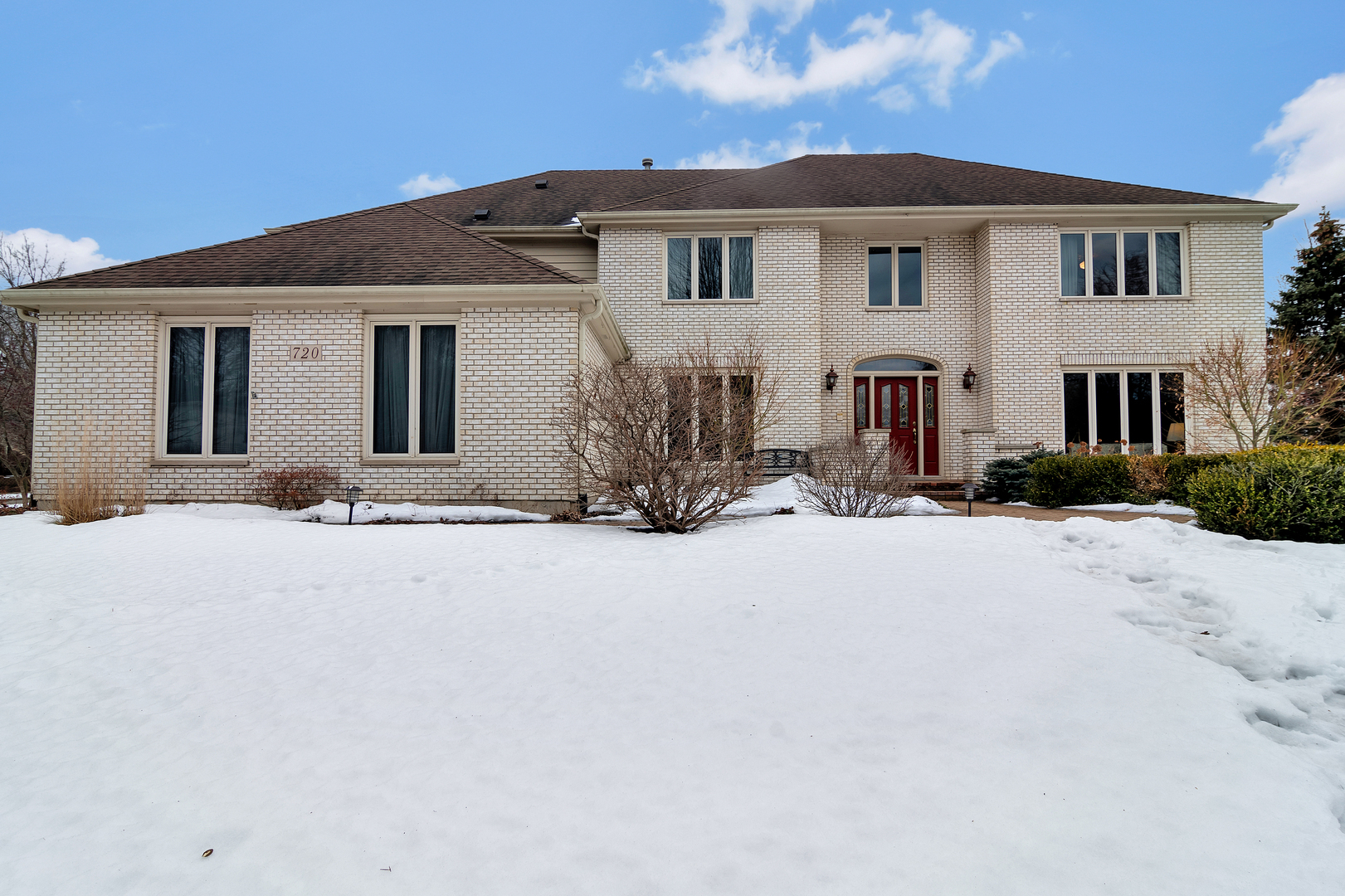 Property Photo: 720 Spindletree Avenue IL 60565