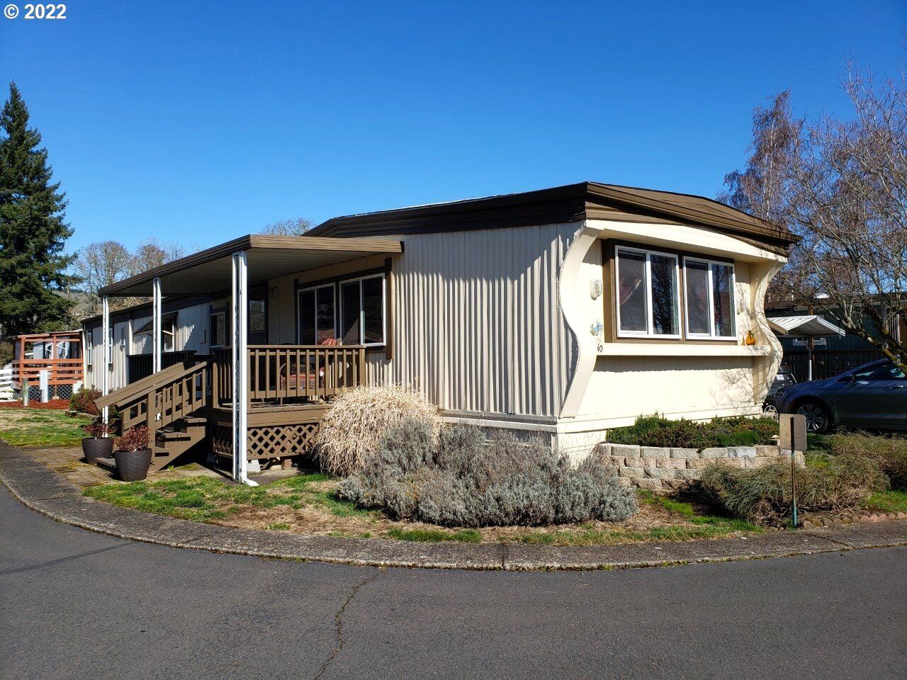Property Photo: 503 SE Sheridan Rd 10 OR 97378