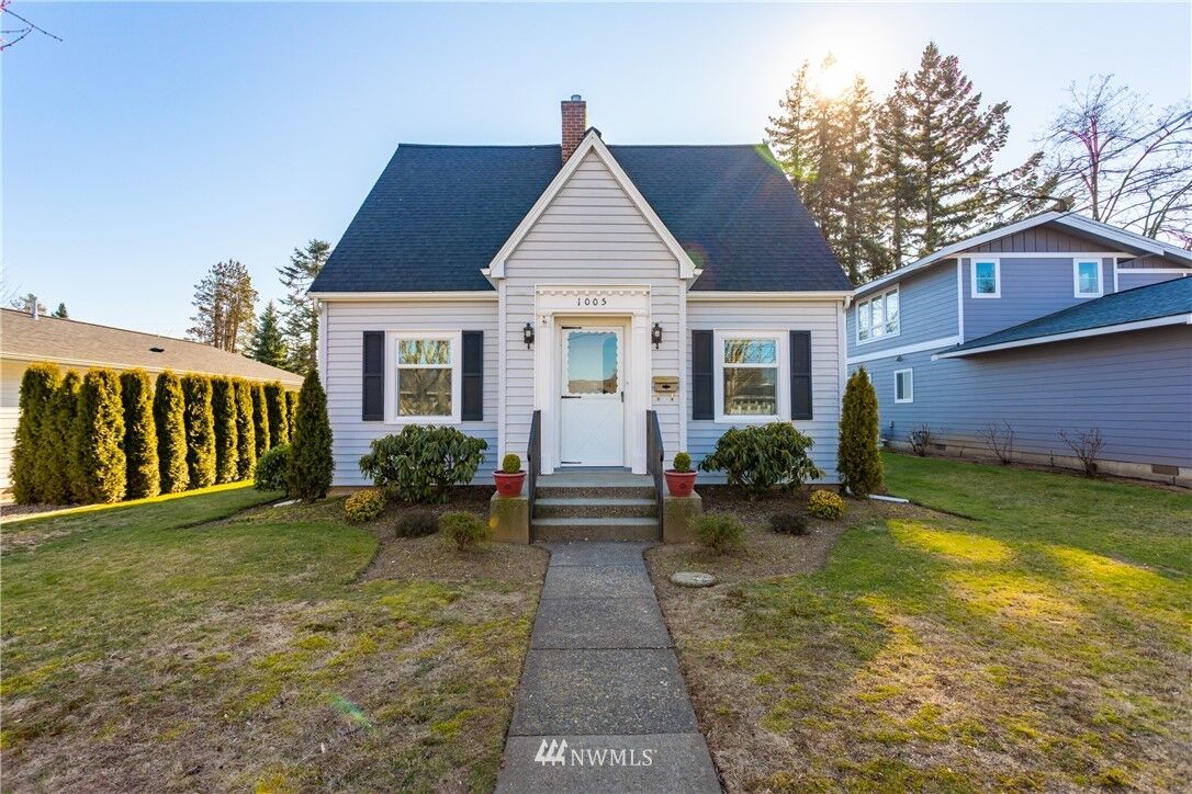 Property Photo:  1005 W Pine Street  WA 98264 