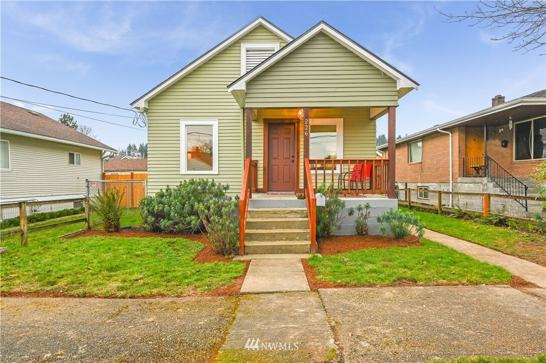 Property Photo:  226 Meadow Avenue N  WA 98057 