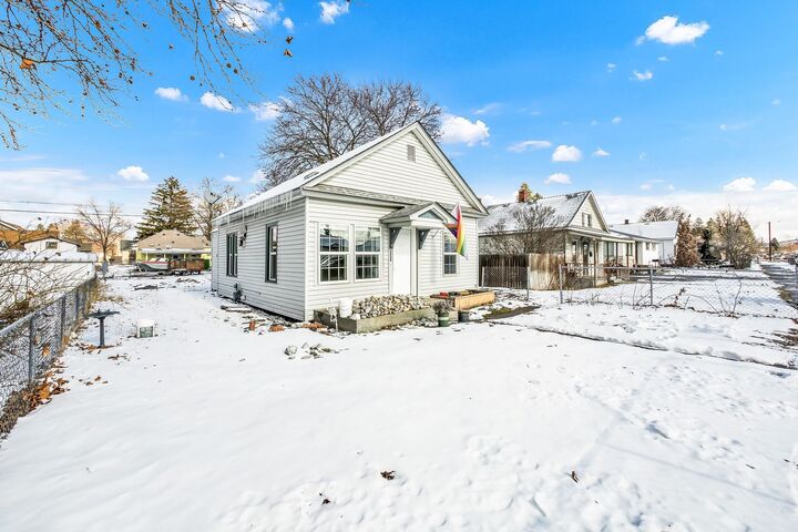 327 E Heroy Ave  Spokane WA 99207 photo