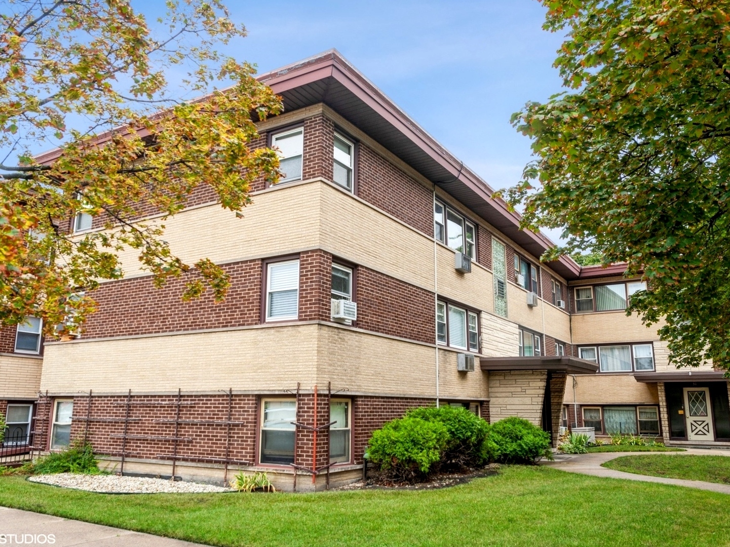 Property Photo: 30 W Conti Parkway 2S IL 60707
