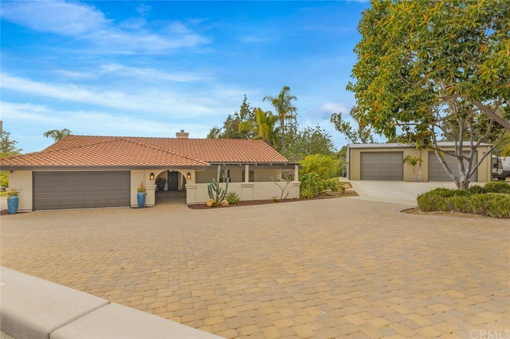 Property Photo:  810 El Paisano Drive  CA 92028 