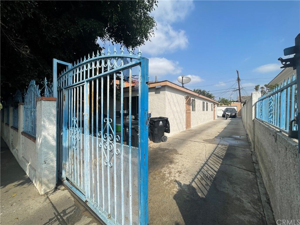 Property Photo:  951 E 53rd Street  CA 90011 