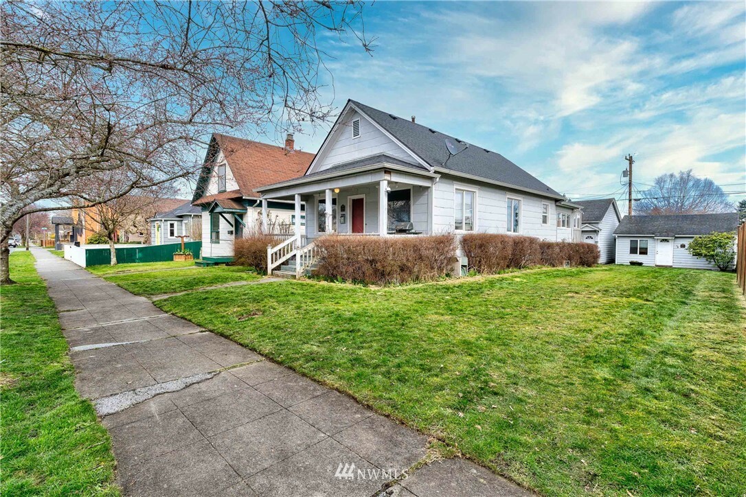 Property Photo:  2215 Wetmore Avenue  WA 98201 