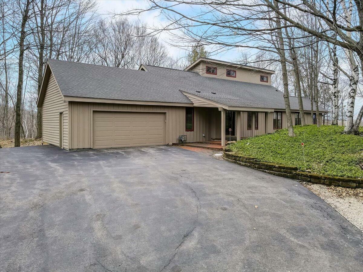 Property Photo:  2285 Edgewood Dr  WI 53024 