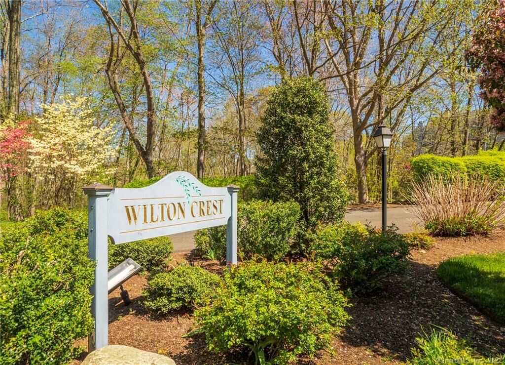 Property Photo:  40 Wilton Crest 40  CT 06897 