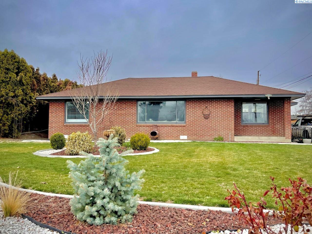 Property Photo:  1201 Stassen Way  WA 98930 