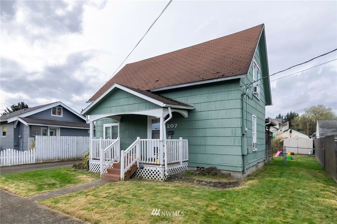 Property Photo:  207 S 10th Avenue  WA 98626 