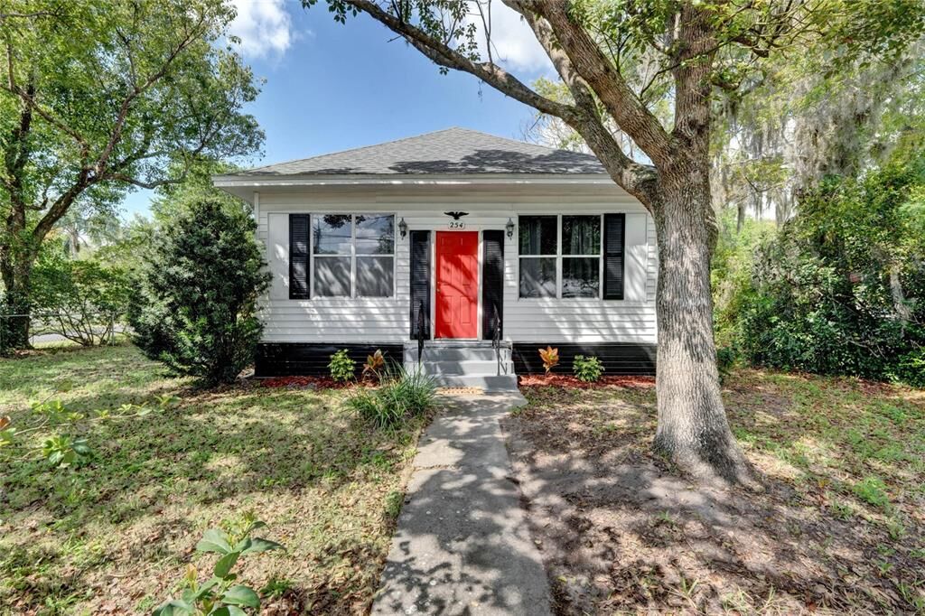 Property Photo:  254 NE 1st Street  FL 32732 
