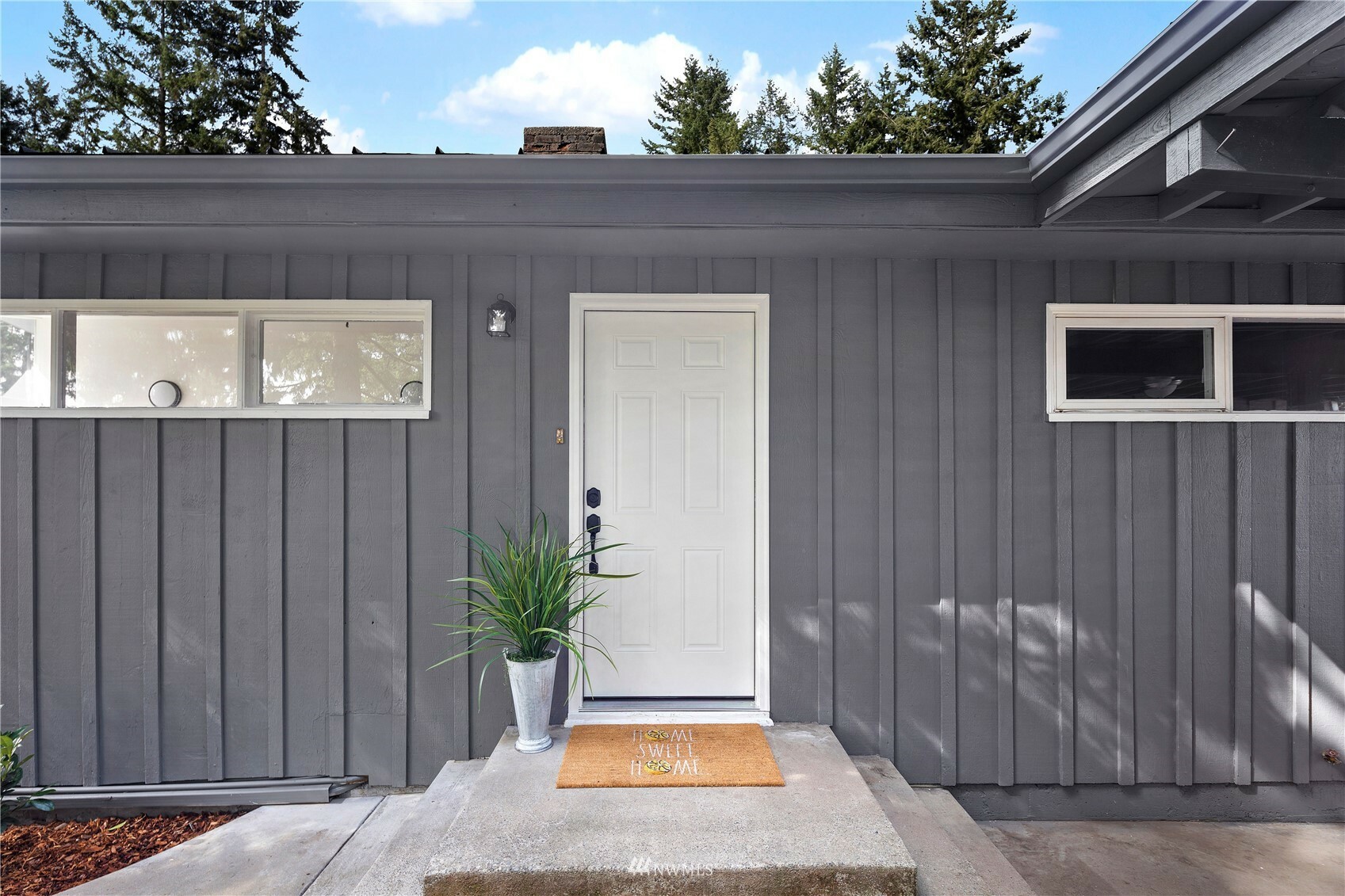 Property Photo: 623 625 108th Avenue Ct E WA 98372