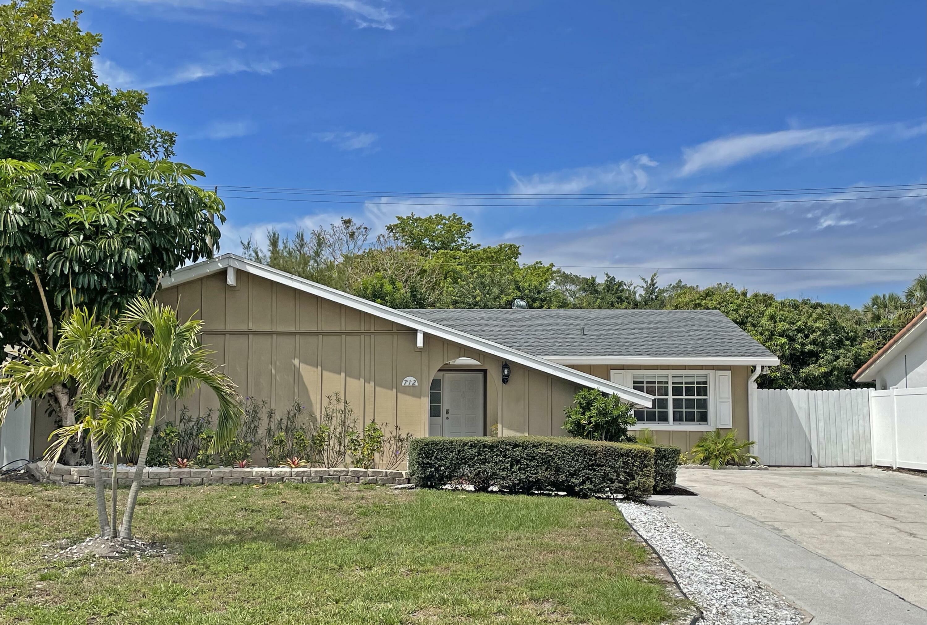 Property Photo:  712 Avenue Chaumont Avenue  FL 33445 