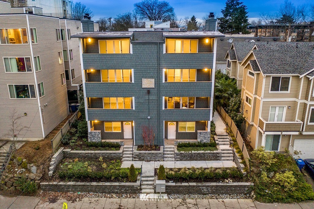Property Photo: 1729 18th Avenue 402 WA 98122