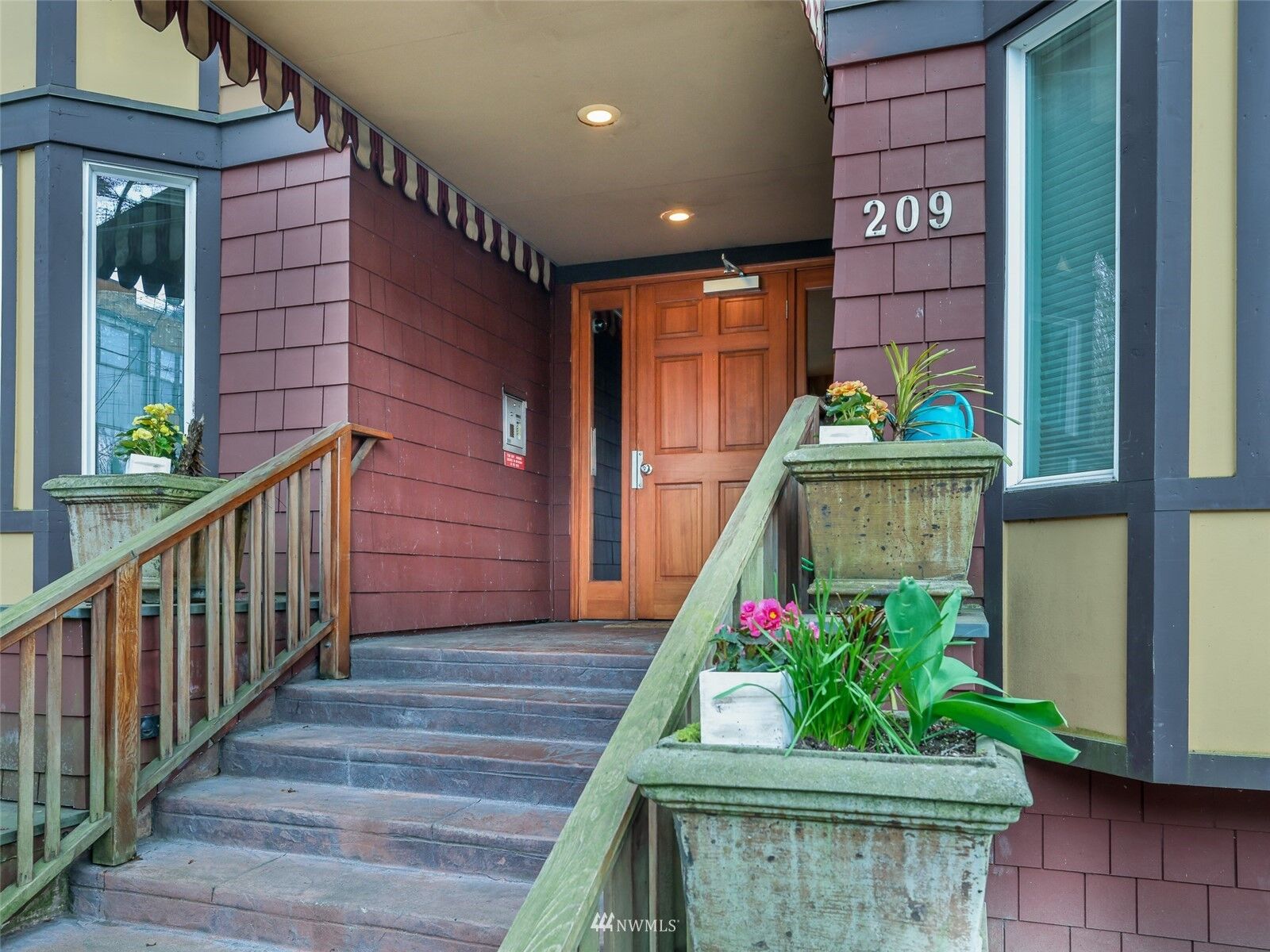 Property Photo:  209 N 39th Street 301  WA 98103 