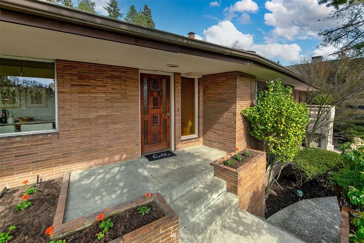 Property Photo: 5540 NE Windermere Road WA 98105