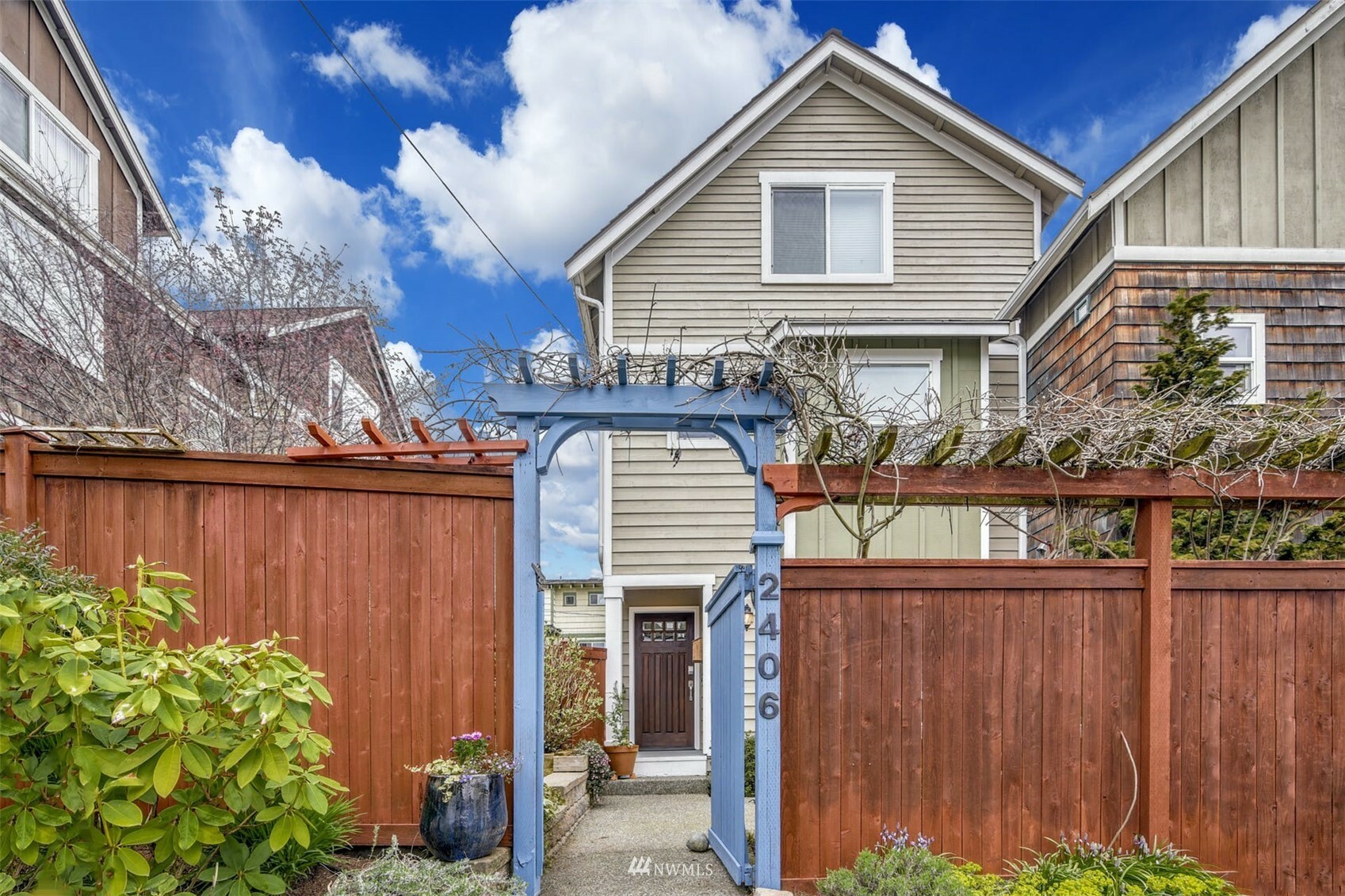 Property Photo:  2406 E Olive St  WA 98122 