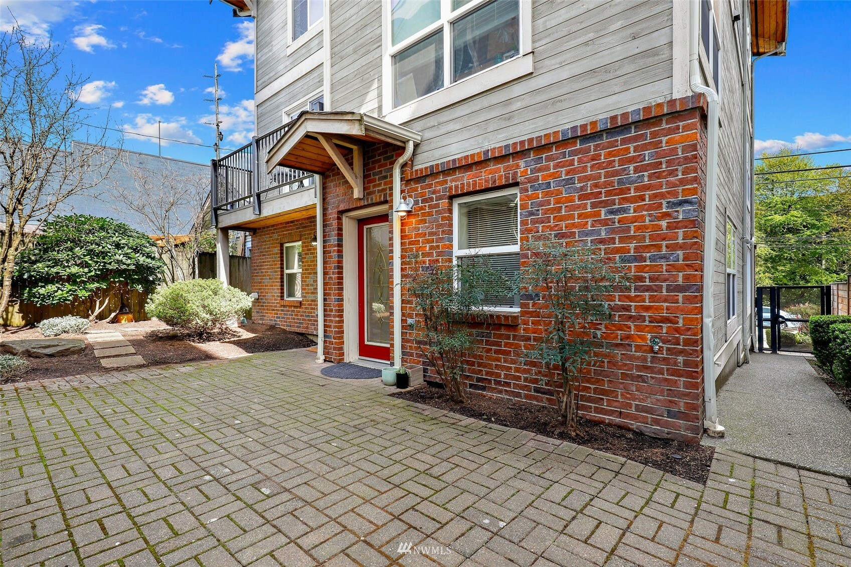 Property Photo:  809 Taylor Avenue N 2  WA 98109 