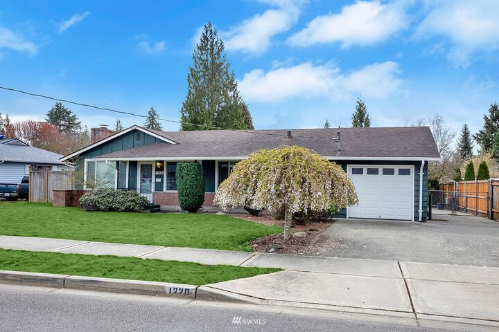 Property Photo:  1220 24th Street SE  WA 98002 