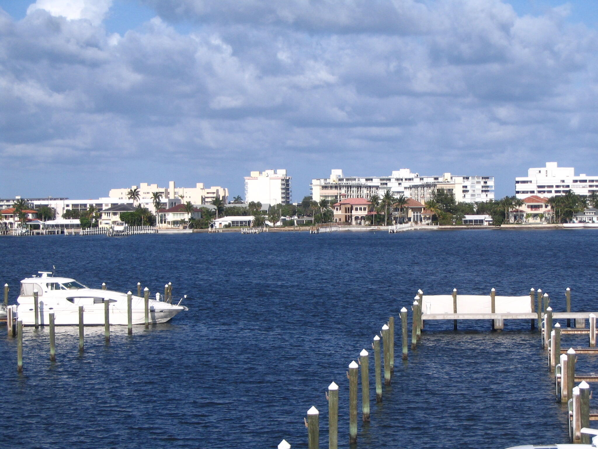 Property Photo: 806 E Windward Way 624 FL 33462