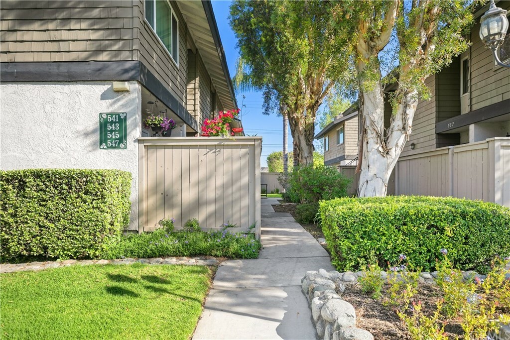 Property Photo:  543 W Dunton Avenue 10  CA 92865 